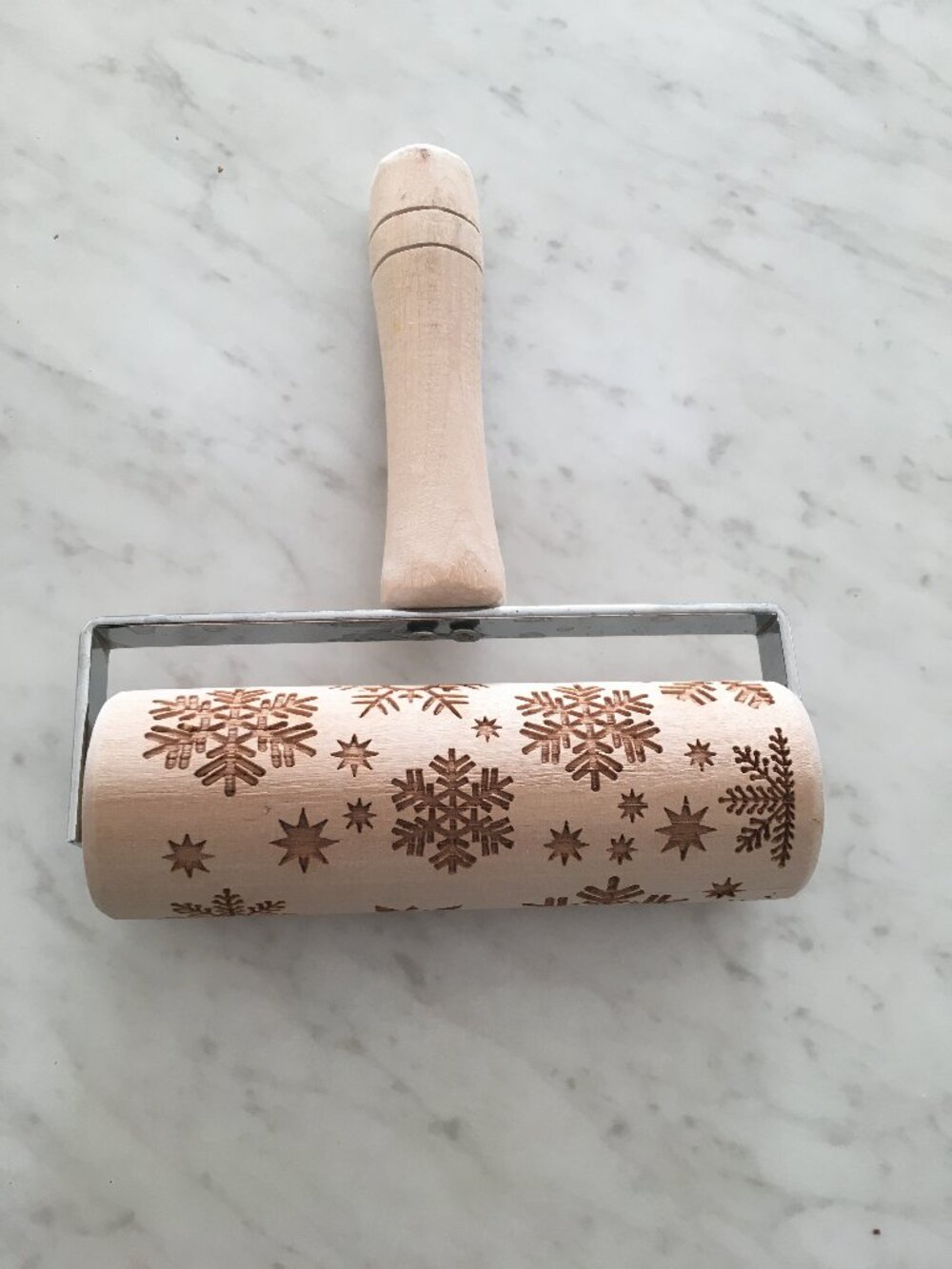 Pie roller with snowflake pattern